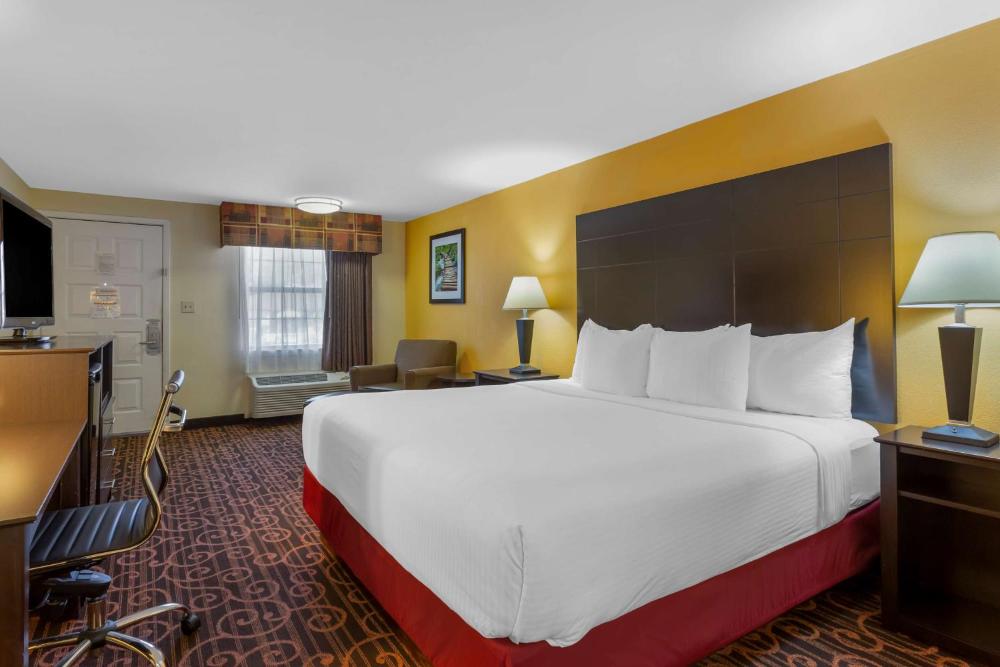 King Suite with Sofa Bed and Hot Tub interior