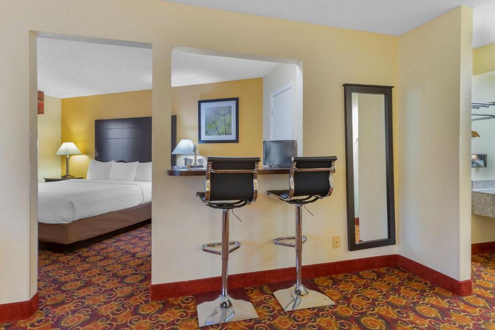 King Room - Non-Smoking interior